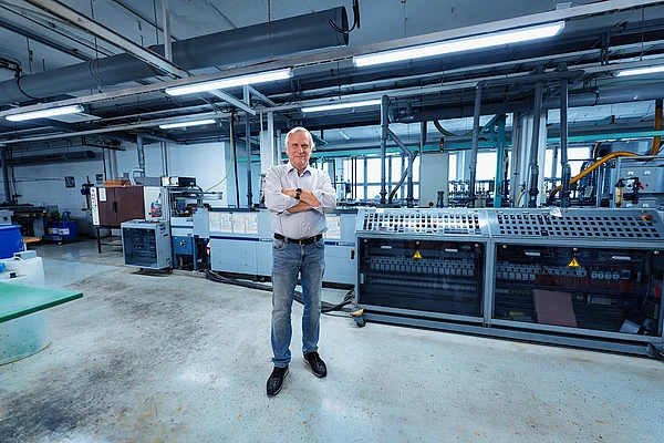 Herr Oertel in der Produktionshalle von LFG