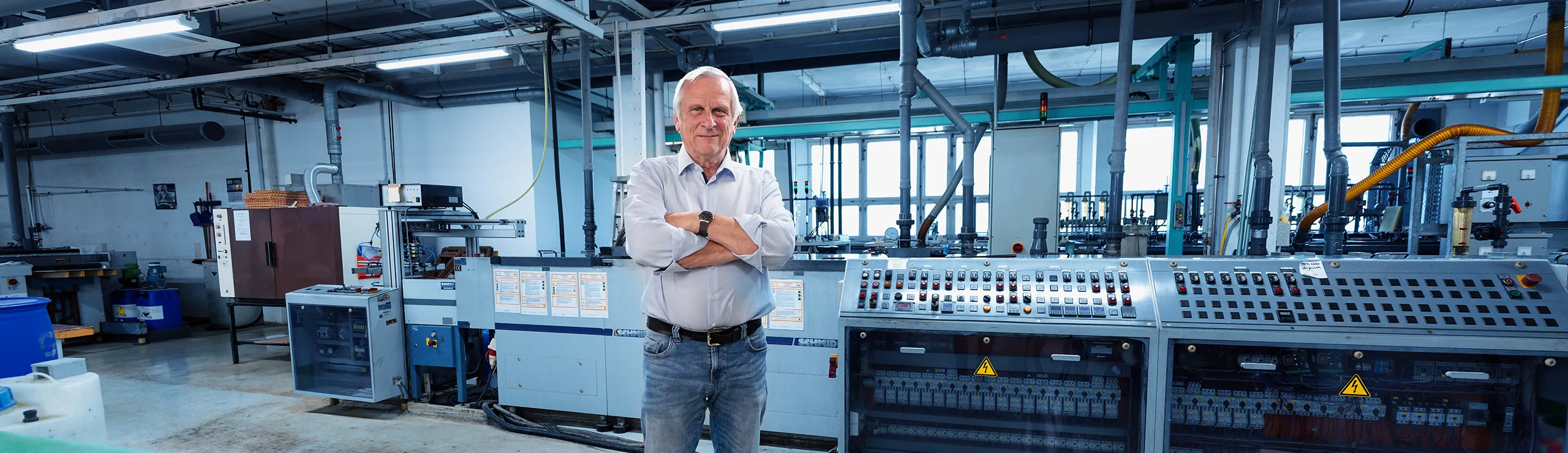 Mitarbeiter vor Fertigungsanlagen in der Produktionshalle von LFG